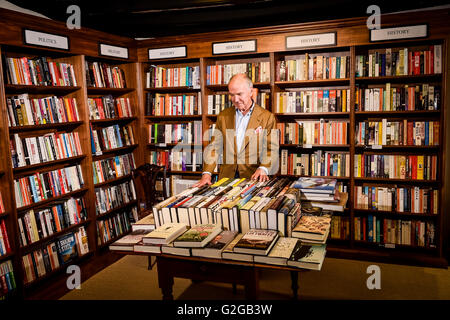 Robert Hiscox in seinem weißen Pferd Buchhandlung in Marlborough, Wiltshire, als die Stadt Grande hat einen Blasenbildung Angriff auf David Camerons Kampagne weiterhin in der EU, überspielen es "korrupt" und beschuldigen die Schatzkammer der Verbreitung von "illegalen Propaganda" gestartet. Stockfoto