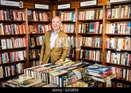 Robert Hiscox in seinem weißen Pferd Buchhandlung in Marlborough, Wiltshire, als die Stadt Grande hat einen Blasenbildung Angriff auf David Camerons Kampagne weiterhin in der EU, überspielen es "korrupt" und beschuldigen die Schatzkammer der Verbreitung von "illegalen Propaganda" gestartet. Stockfoto