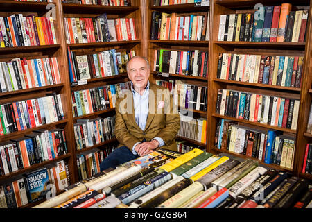 Robert Hiscox in seinem weißen Pferd Buchhandlung in Marlborough, Wiltshire, als die Stadt Grande hat einen Blasenbildung Angriff auf David Camerons Kampagne weiterhin in der EU, überspielen es "korrupt" und beschuldigen die Schatzkammer der Verbreitung von "illegalen Propaganda" gestartet. Stockfoto