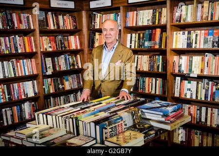 Robert Hiscox in seinem White Horse Bookshop in Marlborough, Wiltshire, als der Großstadtgrandios einen brisierenden Angriff auf David Camerons Kampagne, in der EU zu bleiben, gestartet hat, ihn als korrupt bezeichnet und das Finanzministerium der Verbreitung illegaler Propaganda beschuldigt hat. Stockfoto