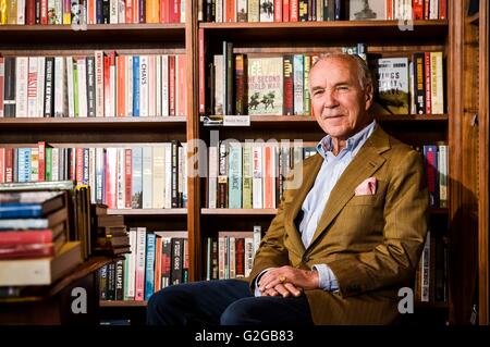 Robert Hiscox in seinem White Horse Bookshop in Marlborough, Wiltshire, als der Großstadtgrandios einen brisierenden Angriff auf David Camerons Kampagne, in der EU zu bleiben, gestartet hat, ihn als korrupt bezeichnet und das Finanzministerium der Verbreitung illegaler Propaganda beschuldigt hat. Stockfoto