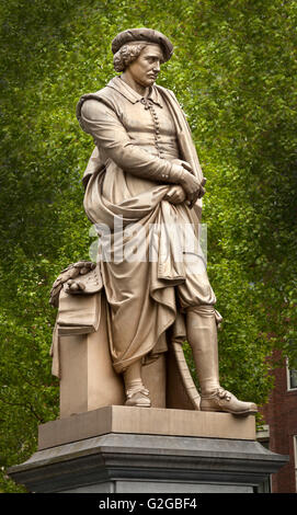 Statue von Rembrandt, unter Begleitung von Shootern Statuen, Rembrandt Square, Amsterdam Stockfoto