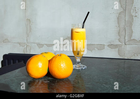 Orangen, frisch gepresster Orangensaft. Stockfoto