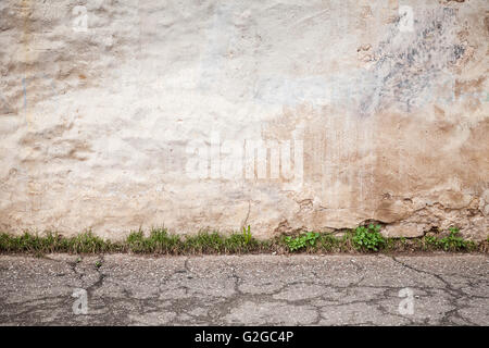 Leeren abstrakte innere Hintergrund mit alten Beton Wand- und rissigen asphalt Stockfoto