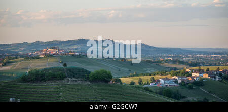 Blick auf Barolo Weinberge mit Roero Hügeln im Hintergrund gesehen von La Morra Stockfoto