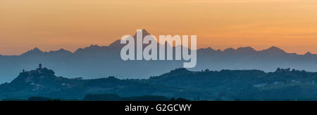 Santa Vittoria und Monte Viso von Alba, Piemont, Italien gesehen Stockfoto