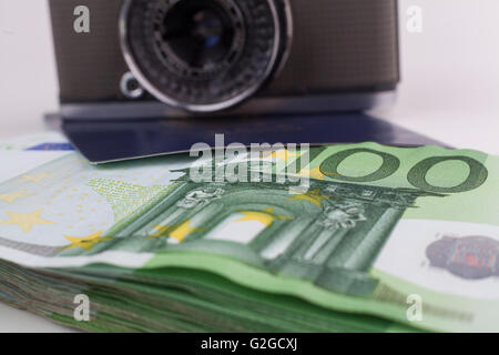 Alte Fotokamera auf einen Pass voll von Euro bancknotes Stockfoto