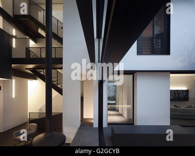 Geteilte Ansicht des lebendigen inneren und äußeren Hof. W-House, Sydney, Australien. Architekt: MCK Architekten, 2015. Stockfoto