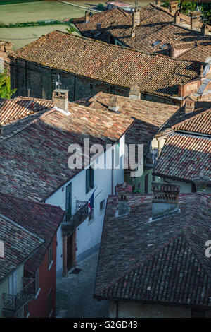 alte Bauernhäuser in Guarene von Castello di Guarene gesehen Stockfoto