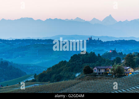 Blick vom Castello di Guarene, Piemont, auf Cisterna d ' Asti und Alpen mit Matterhorn Stockfoto