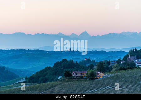 Blick vom Castello di Guarene, Piemont, auf Cisterna d ' Asti und Alpen mit Matterhorn Stockfoto