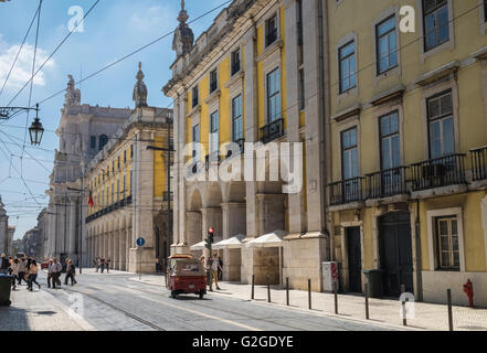 Tuk Tuk Passagier Rikscha warten an der Ampel auf der Rua Da Alfandega, Lissabon, Portugal Stockfoto