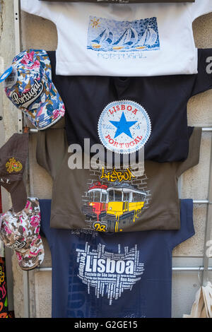 Lissabon-Souvenir-t-Shirts und Basecaps angezeigt außerhalb ein Tourist Souvenir-Shop, Portugal Stockfoto