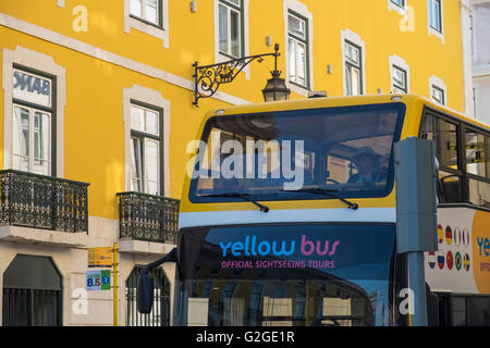Gelben Tourbus offizielle Stadtrundfahrt, Lissabon, Portugal Stockfoto