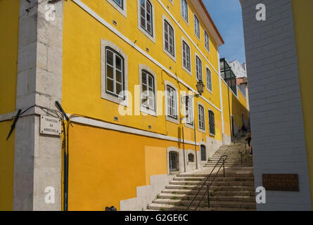 Orange Colourded Gebäude und Stufen Travessa Da Arochella, Bairro Alto, Lissabon, Portugal. Stockfoto