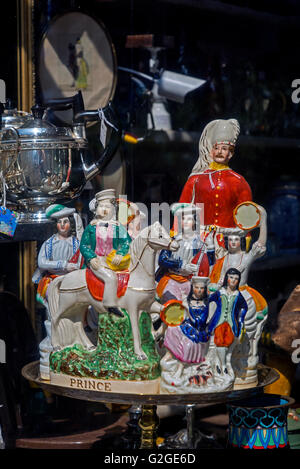 Staffordshire Keramik Figuren auf dem Display in einem Antiquitätengeschäft Fenster in Edinburgh. Stockfoto