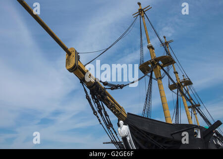 Dom Fernando II e Gloria aus Holz-geschälte Fregatte angedockt seit 2008 auf dem Tejo, Cacilhas, Almada, in der Nähe von Lissabon, Portugal Stockfoto