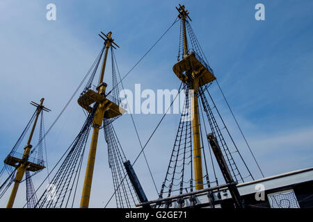 Dom Fernando II e Gloria aus Holz-geschälte Fregatte angedockt seit 2008 auf dem Tejo, Cacilhas, Almada, in der Nähe von Lissabon, Portugal Stockfoto