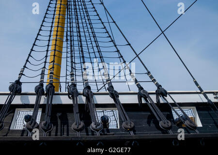 Dom Fernando II e Gloria aus Holz-geschälte Fregatte angedockt seit 2008 auf dem Tejo, Cacilhas, Almada, in der Nähe von Lissabon, Portugal Stockfoto