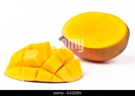 Mango-Scheibe abschneiden auf Cubes isoliert auf weißem Hintergrund Stockfoto