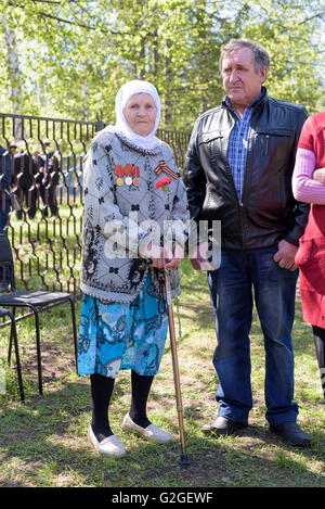 Ältere russische Frau stehend tragen Medaillen im Rahmen des 9. Mai Tag des Sieges-Feier in Russland Stockfoto