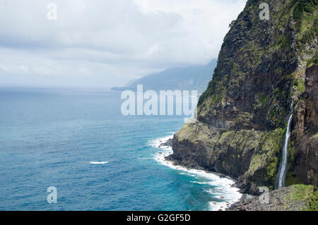 Ein Bild von einem Wasserfall fließt in den Atlantischen Ozean von den Klippen der Insel Madeira, portugal Stockfoto