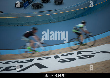 Bikepark im Olympic Park Stratford London Lea Lee Valley Velodrom, bei Radfahrern um Track racing Stockfoto