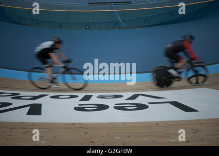 Bikepark im Olympic Park Stratford London Lea Lee Valley Velodrom, bei Radfahrern um Track racing Stockfoto