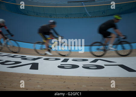 Bikepark im Olympic Park Stratford London Lea Lee Valley Velodrom, bei Radfahrern um Track racing Stockfoto