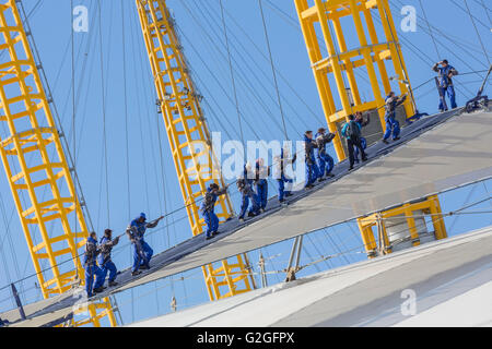 Menschen wandern die Skywalk auf dem Dach der O2-Arena oder der Millennium Dome in London Stockfoto