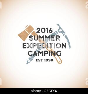 Vektor-farbigen Vintage Expedition camping Logo mit touristischen Axt und Bergsteigen Eispickel Grunge texturiert Zeichen isoliert Licht b Stock Vektor