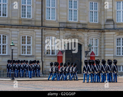 Königliche Leibgarde vor Amalienborg Palast, Kopenhagen, Dänemark, Europa Stockfoto