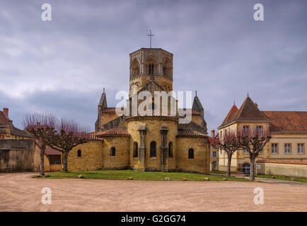 Romanische Kirche in Semur-En-Brionnais Burgund, Frankreich - romanische Semur-En-Brionnais Kirche in Burgund, Frankreich Stockfoto