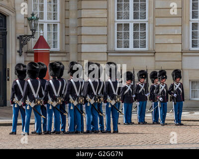 Königliche Leibgarde vor Amalienborg Palast, Kopenhagen, Dänemark, Europa Stockfoto