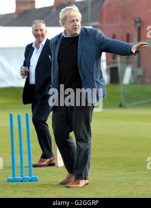 Der ehemalige Bürgermeister von London, Boris Johnson (vorne), spielt Cricket im Chester Le Street Cricket Club in der Grafschaft Durham, während Sir Ian Botham (hinten) im Rahmen seiner Tour im Wahlkampf-Bus zuschaut. Stockfoto