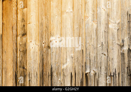 Geplankte Altholz als Hintergrund verwendet. Holzverkleidung. Einzelne Dielen sind auf einer Oberfläche genagelt. Foto. Stockfoto