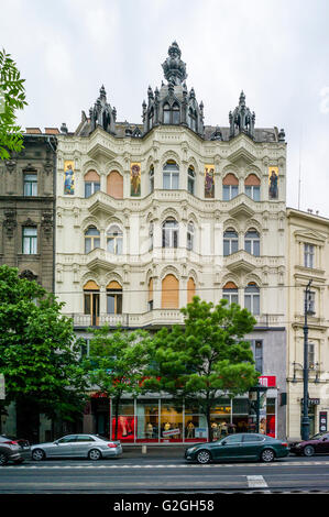 Ein wunderschön eingerichtete Gebäude auf der Károly Körút in Budapest, Ungarn. Stockfoto