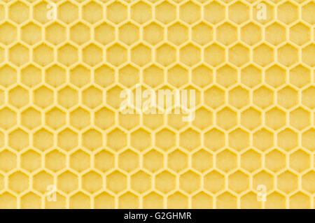Nahaufnahme von Bienenwachs beschichtet Kunststoff Honig Bienenwaben Stiftung.  Gelben Sechseck-Muster-Hintergrund. Stockfoto