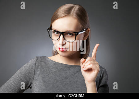 Strenge schöne Frau zeigte mit dem Zeigefinger Stockfoto