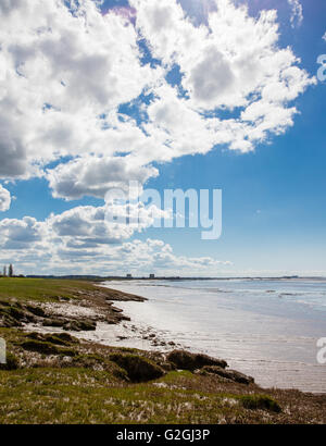 Severn Mündung in Gloucestershire mit den Turbinenhallen dies Berkeley Kernkraftwerk am Horizont Stockfoto