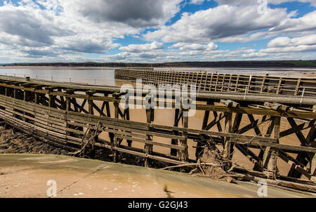 Hölzerne Piers am Eingang zum Hafen von Schärfe auf die Gezeiten Severn-Mündung in Gloucestershire UK Stockfoto