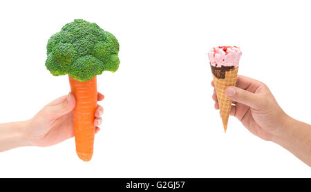 Weibchen mit Karotte mit Blumenkohl und männlich weiß mit Beschneidungspfad, gesunde Ernährung Konzept Eiswaffel festhalten Stockfoto