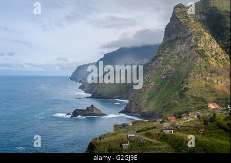 Nordküste von Madeira Insel. Kleines Dorf in den Rocky Mountains und Blick auf den Atlantischen Ozean Stockfoto