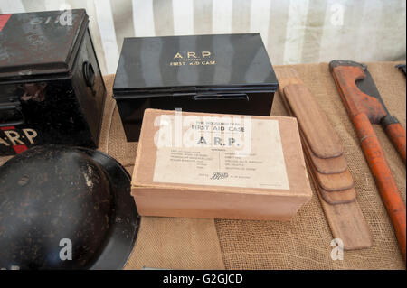 WW2 Air Raid Warden Erinnerungsstücke auf dem Display an einem Sommer-Jahrmarkt Stockfoto