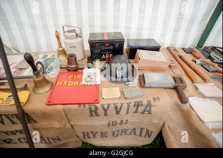 WW2 Air Raid Warden Erinnerungsstücke auf dem Display an einem Sommer-Jahrmarkt Stockfoto