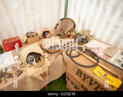 WW2 Air Raid Warden Erinnerungsstücke auf dem Display an einem Sommer-Jahrmarkt Stockfoto