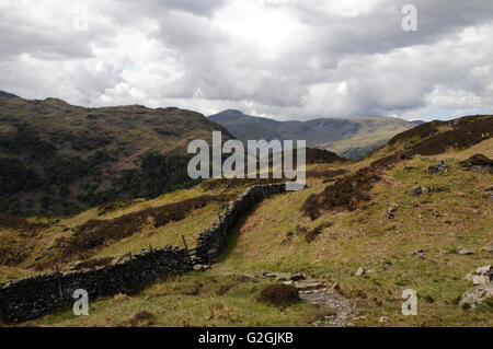 Typische fiel Land im englischen Lake District. Dieses Bild wurde oberhalb des Weilers Watendlath, Cumbria aufgenommen. Stockfoto