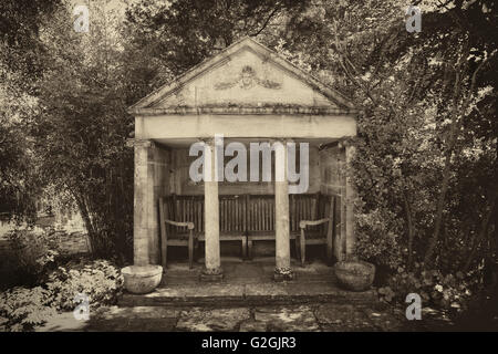 Der Stein-Tempel in der Gerichte Garten von Holt in Wiltshire UK - monochromes Bild Stockfoto