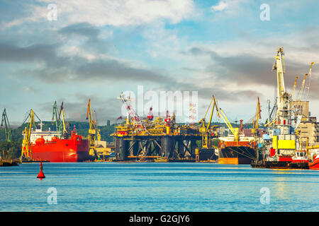 Werft im Morgenlicht auf Danzig. Stockfoto