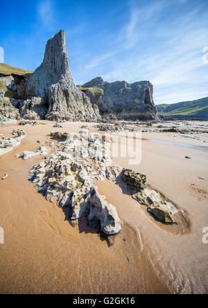 Sandy Beach und dramatische Karbon Kalksteinfelsen an der Mewslade Bucht auf der Gower-Halbinsel in South Wales UK Stockfoto